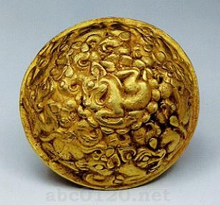 半球形浮彫金牌飾(動物文飾）