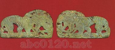 動物形銅牌（豹の親子）