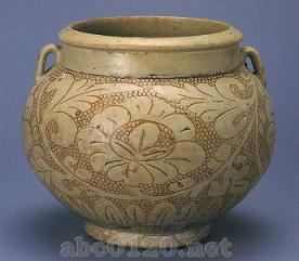 白釉魚々子地刻花牡丹唐草文双耳壷