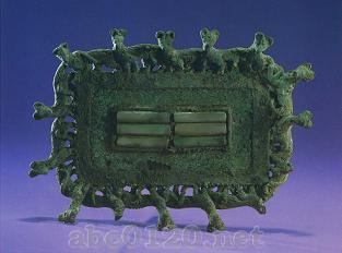 長方形狐辺玉象嵌銅釦飾（帯飾り）