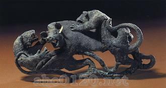 二豹襲猪銅釦飾（帯飾り）