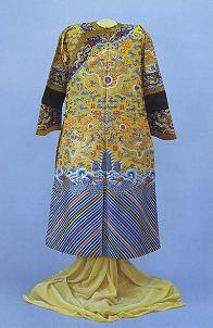 明黄色緞子地刺繍双喜八仙文龍袍