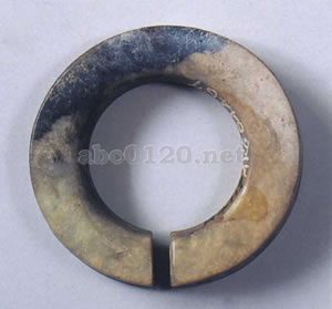 玉?1（玉石で作られた耳飾り)