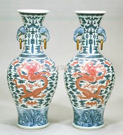 青花胭脂紅龍文双耳花瓶