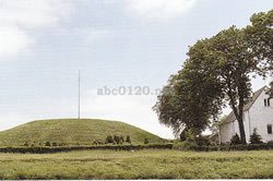 イェリング墳墓、ルーン文字石碑と聖堂（デンマーク世界遺産）