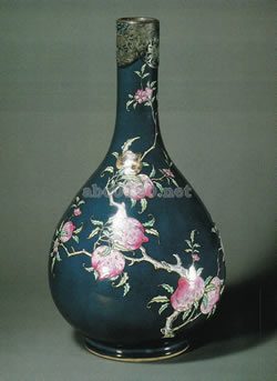 藍釉粉彩桃樹文瓶