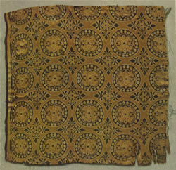 黄地連珠草花文経錦裂