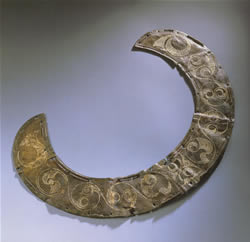 三日月形装飾板